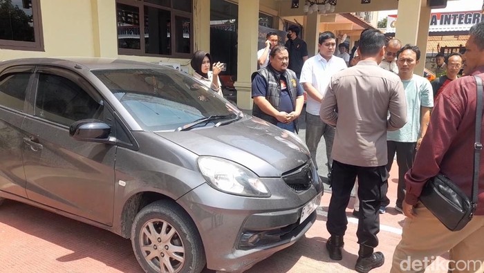 Mobil korban sempat digadai Rp 20 juta ke seseorang di tempat karaoke.