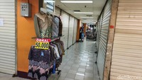 Suasana lengang terasa sejak langkah pertama memasuki koridor tidak banyak suara, tidak banyak pengunjung, dan tidak ada riuh transaksi seperti masa-masa jaya pusat perbelanjaan ini. Beberapa kios pakaian tetap mencoba menarik perhatian dengan memasang tulisan “obral 50.000” atau memajang batik warna-warni di depan pintu.