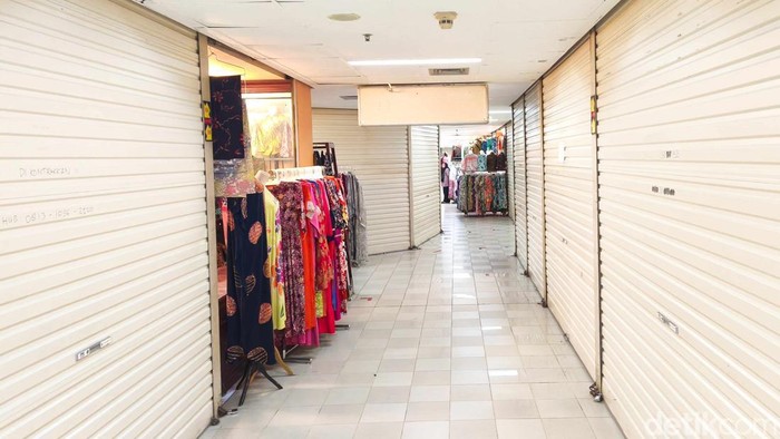 Suasana beberapa ruko yang tutup di kawasan ITC Cempaka Mas, Jakarta Pusat, Rabu (26/11/2025). Berderet pintu besi yang tertutup rapat tampak mendominasi lorong ITC Cempaka Mas. Hampir seluruh kios yang dulu ramai dan penuh aktivitas kini terlihat kosong, hanya menyisakan beberapa toko pakaian yang masih bertahan di antara deretan ruko yang gelap dan sunyi.