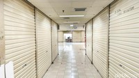 Suasana beberapa ruko yang tutup di kawasan ITC Cempaka Mas, Jakarta Pusat, Rabu (26/11/2025). Berderet pintu besi yang tertutup rapat tampak mendominasi lorong ITC Cempaka Mas. Hampir seluruh kios yang dulu ramai dan penuh aktivitas kini terlihat kosong, hanya menyisakan beberapa toko pakaian yang masih bertahan di antara deretan ruko yang gelap dan sunyi.