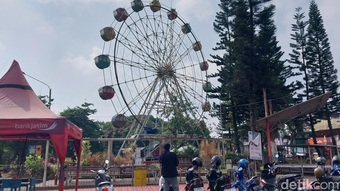 Bianglala di Alun-Alun Kota Batu merupakan salah satu ikon di kota wisata
