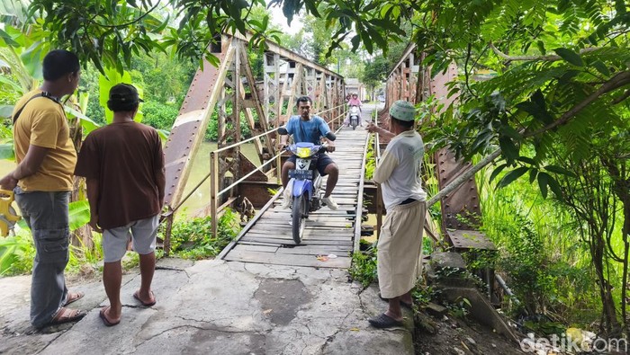 Jembatan bekas rel kereta api tempat ASSR (7) terperosok dan hanyut ke aliran Sungai Kalijajar, Kecamatan Demak, Kabupaten Demak, Rabu (26/11/2025).