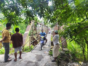Terperosok Jembatan Bekas Rel, Bocah Hilang di Sungai Kalijajar Demak