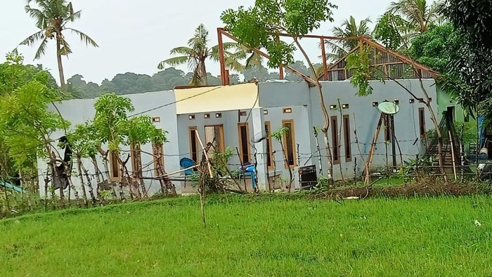 Sebanyak 17 rumah mengalami kerusakan akibat diterjang angin puting beliung di dua kecamatan di Kabupaten Bone, Sulawesi Selatan (Sulsel).