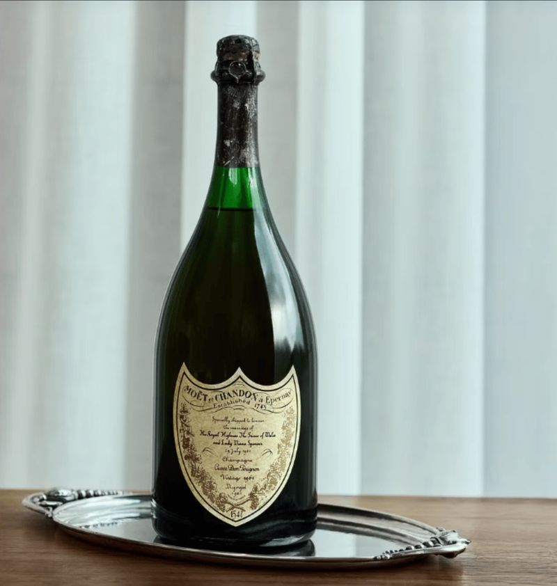 Botol Champagne dari Pernikahan Pangeran Charles dan Putri Diana.