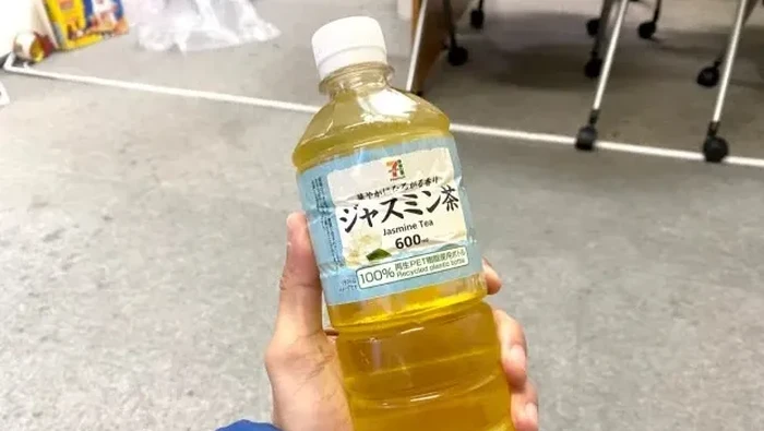 Botol teh isi urine di minimarket Jepang