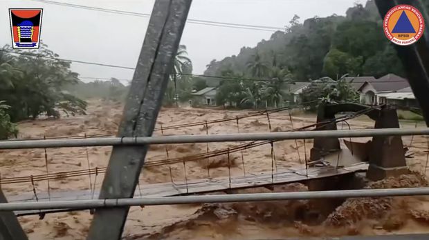 BPBD Kota Padang dan TIm Gabungan melakukan evakuasi warga di Lokasi Batu Busuk dan Parak Jambu Dadok Tunggul Hitam, Kota Padang. (Tangkapan Layar Video Instagram/pusdalopskotapadang)