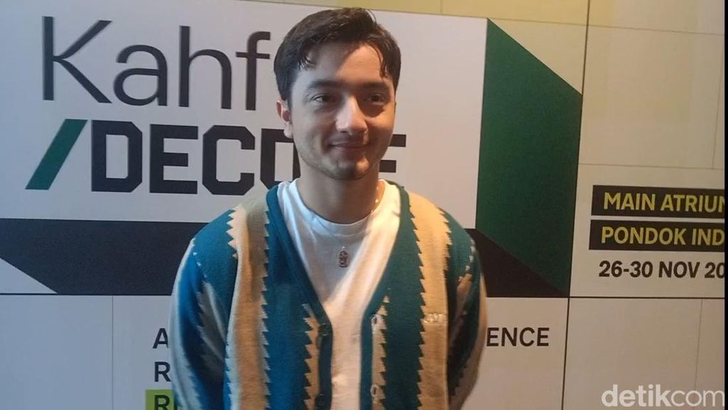 Semi-bule, Bryan Domani Keluhkan Panas Matahari Jakarta