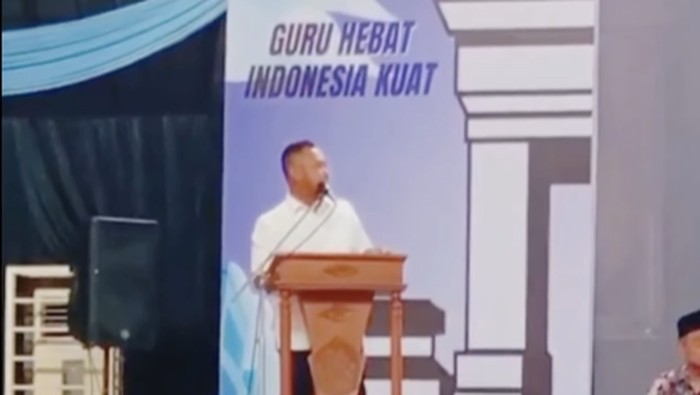 Bupati Gresik Fandi Akhmad Yani saat memberikan sambutan di acara Hari Guru.
