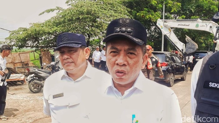 Bupati Karawang Aep Syaepuloh saat memimpin pembongkaran bangunan liar di Jalan Interchange Karawang Barat