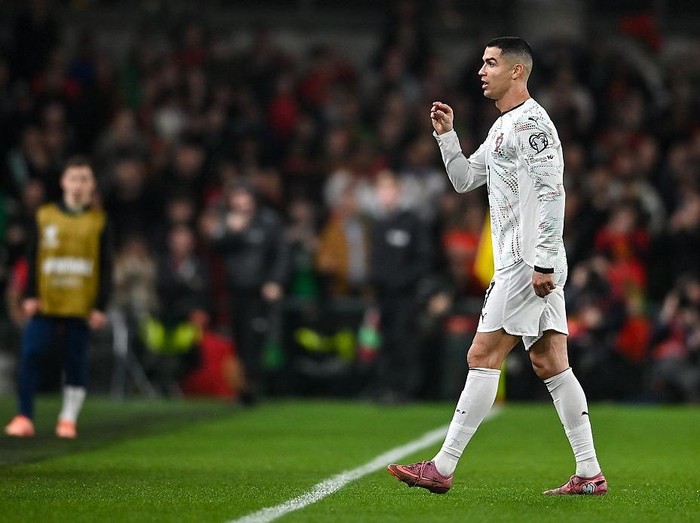 Dublin , Ireland - 13 November 2025; Cristiano Ronaldo of Portugal gestures to the Republic of Ireland bench after he was shown a red card during the FIFA World Cup 2026 Group F Qualifier match between Republic of Ireland and Portugal at the Aviva Stadium in Dublin. (Photo By David Fitzgerald/Sportsfile via Getty Images)
