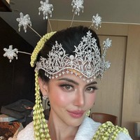 Updo rapi ber-volume dihiasi tusuk bunga perak, menghadirkan perpaduan modern dan etnik yang harmonis. Foto: Instagram/@davikah