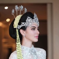 Makeup soft glam menonjolkan kulit yang tampak bercahaya, dengan mata tegas dan shimmer lembut di sudut mata. Riasan ini dikreasikan makeup artist Chinnakrit Tanasonterach (@@gemsstone). Foto: Instagram/@davikah