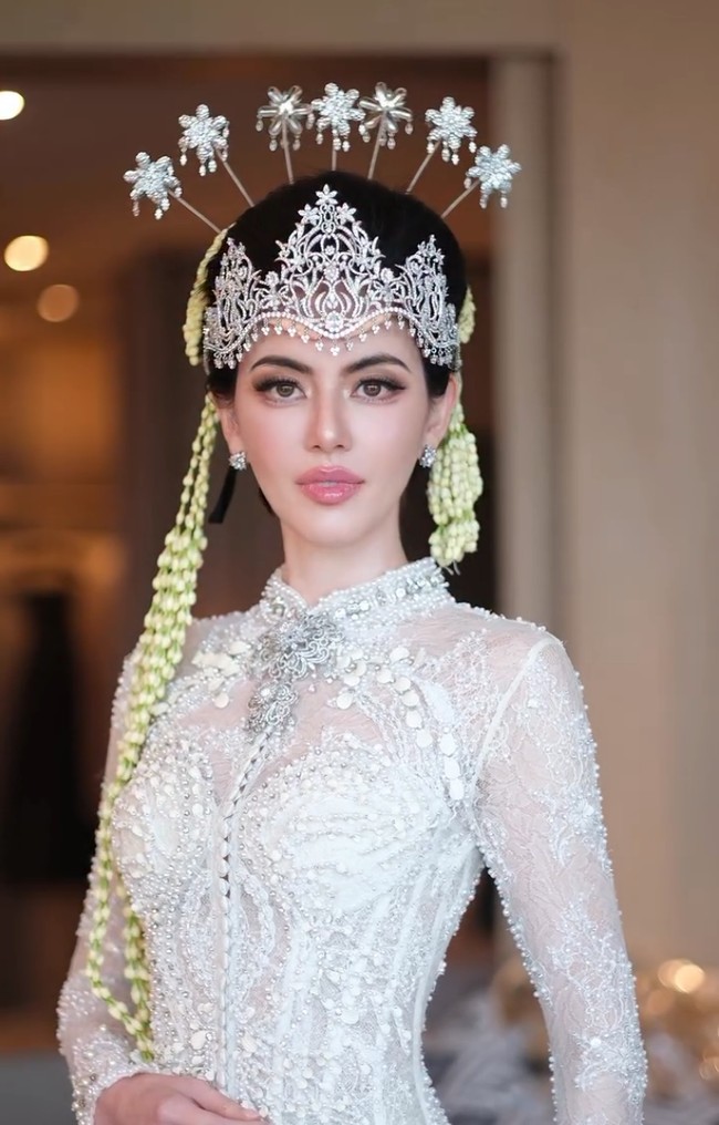 Kebaya rancangan Ansoe hadir dalam siluet klasik dengan permukaan yang dipenuhi payet, manik-manik, dan kristal, memberi kesan mewah tanpa terlihat berlebihan. Foto: Instagram/@davikah