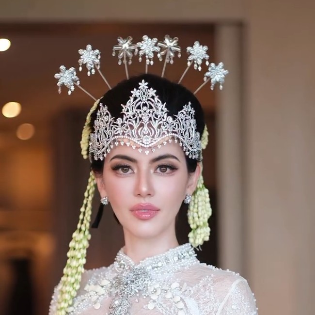 7 Pesona Davika Hoorne Jadi Pengantin Sunda, Cantik Pakai Siger