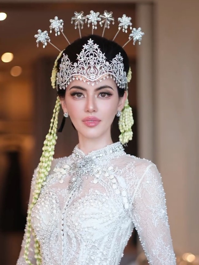 7 Pesona Davika Hoorne Jadi Pengantin Sunda, Cantik Pakai Siger