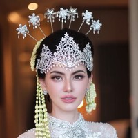 Siger bermotif floral yang berkilau menambah sentuhan regal, memperkuat nuansa adat Sunda dengan tampilan yang elegan. Foto: Instagram/@davikah