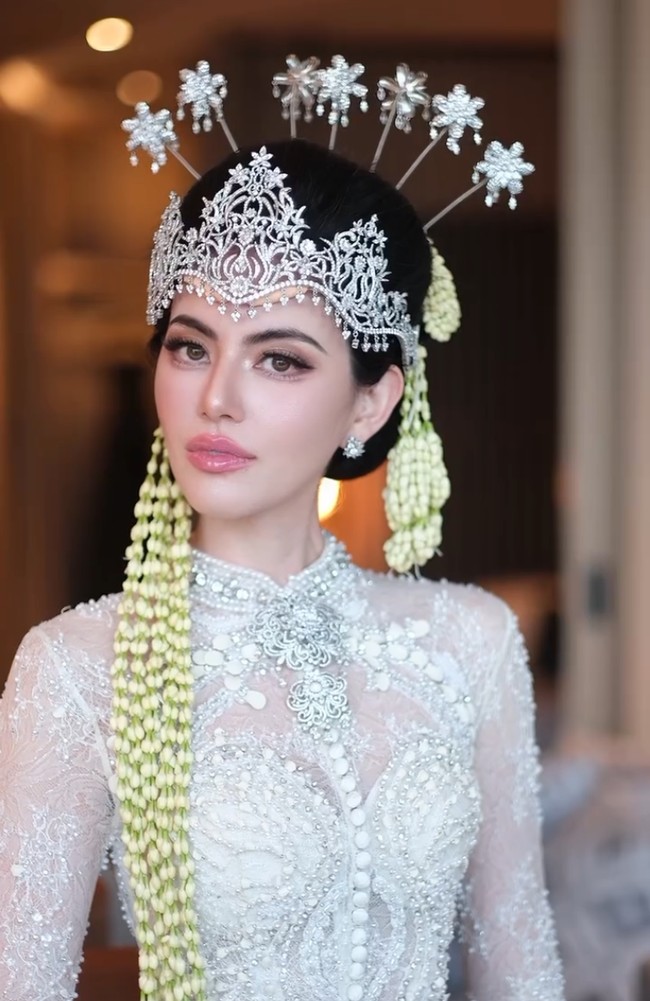 Penampilan Davika ini menyatukan estetika pengantin Sunda yang kaya ornamen dengan eksekusi makeup modern hingga tampak cantik, anggun sekaligus elegan. Foto: Instagram/@davikah