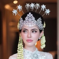 Rangkaian ronce melati panjang menjuntai dari sisi kepala, memberikan aura tradisional yang lembut dan sangat fotogenik. Foto: Instagram/@davikah