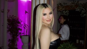 Unggahan Instagram terakhirnya, lengkap dengan gitar listrik dan caption “sibuk memasak di dapur”. Foto: Instagram DELAROSA