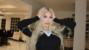 Lokasi kejadian kini dipenuhi garis polisi, tempat dua pria tak dikenal melepas tembakan ke arah mobil yang ditumpangi DELAROSA. Foto: Instagram DELAROSA