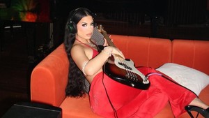 Potret studio ini jadi saksi bagaimana DELAROSA baru saja memulai karier musiknya lewat single debut No Me Llames. Foto: Instagram DELAROSA