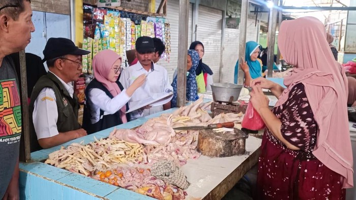 Dinas Perindustrian dan Perdagangan (Disperindag) Lamongan saat tinjau harga bahan pokok di pasar