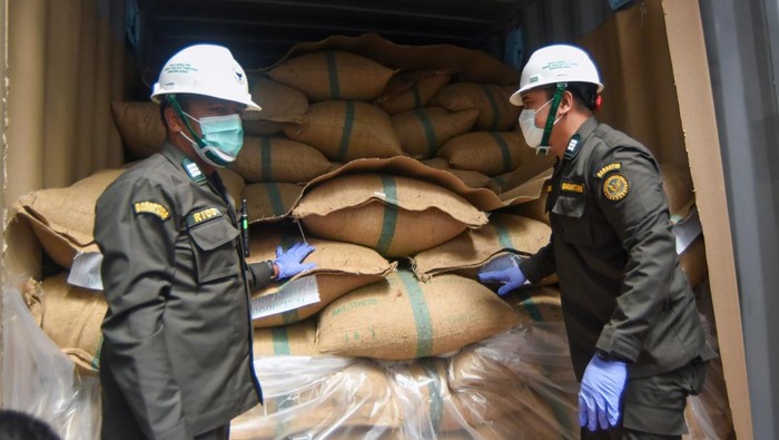 Kepala Badan Karantina Indonesia Sahat Manaor Panggabean (kanan) bersama Wakil Gubernur Sumbar Vasko Ruseimy (kedua kanan) memasang segel kontainer saat pelepasan ekspor kulit kayu manis di Padang Pariaman, Sumatera Barat, Rabu (26/11/2025). Balai Karantina Hewan, Ikan dan Tumbuhan Sumatera Barat melepas ekspor komoditas Kulit Kayu Manis produksi PT Sumatera Tropical Spices dengan total volume 25 ton senilai Rp1,3 miliar ke Amerika Serikat. ANTARA FOTO/Iggoy el Fitra/foc.