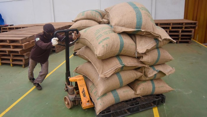 Kepala Badan Karantina Indonesia Sahat Manaor Panggabean (kanan) bersama Wakil Gubernur Sumbar Vasko Ruseimy (kedua kanan) memasang segel kontainer saat pelepasan ekspor kulit kayu manis di Padang Pariaman, Sumatera Barat, Rabu (26/11/2025). Balai Karantina Hewan, Ikan dan Tumbuhan Sumatera Barat melepas ekspor komoditas Kulit Kayu Manis produksi PT Sumatera Tropical Spices dengan total volume 25 ton senilai Rp1,3 miliar ke Amerika Serikat. ANTARA FOTO/Iggoy el Fitra/foc.