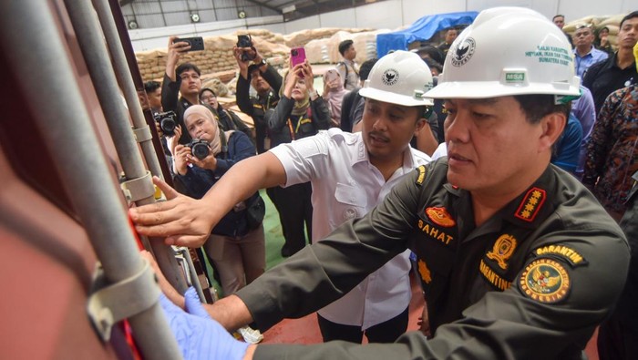 Kepala Badan Karantina Indonesia Sahat Manaor Panggabean (kanan) bersama Wakil Gubernur Sumbar Vasko Ruseimy (kedua kanan) memasang segel kontainer saat pelepasan ekspor kulit kayu manis di Padang Pariaman, Sumatera Barat, Rabu (26/11/2025). Balai Karantina Hewan, Ikan dan Tumbuhan Sumatera Barat melepas ekspor komoditas Kulit Kayu Manis produksi PT Sumatera Tropical Spices dengan total volume 25 ton senilai Rp1,3 miliar ke Amerika Serikat. ANTARA FOTO/Iggoy el Fitra/foc.