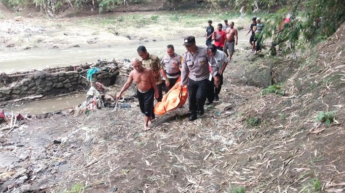 Evakuasi jenazah pria yang ditemukan terbawa arus sungai di Jember.
