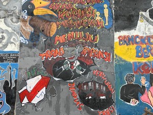 Siswa SMA di Malinau Bikin Mural Burung Enggang Gebuk Tikus Koruptor