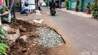Kendaraan yang melintas terpaksa bergerak perlahan karena sebagian badan jalan dipersempit untuk kebutuhan proyek.