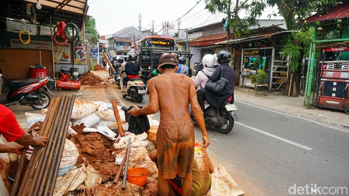 Pekerjaan galian pipa air di Jalan Srengseng Sawah, Jagakarsa, Jakarta Selatan, Rabu (26/11/2026), membuat arus lalu lintas di kawasan tersebut tersendat. Sejak pagi, kendaraan yang melintas terpaksa bergerak perlahan karena sebagian badan jalan dipersempit untuk kebutuhan proyek.