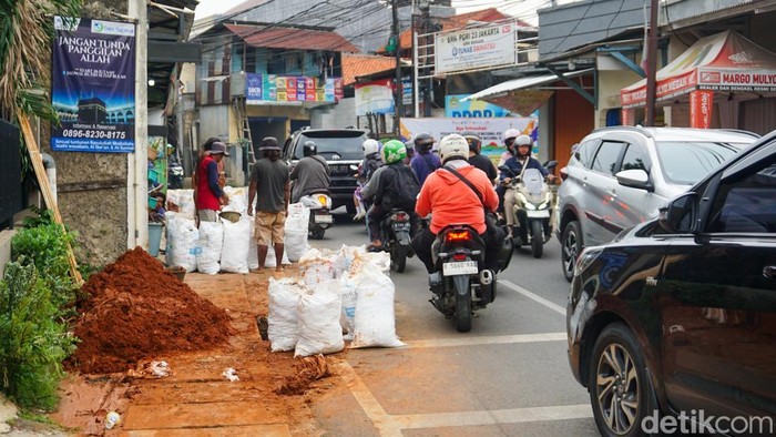 Pekerjaan galian pipa air di Jalan Srengseng Sawah, Jagakarsa, Jakarta Selatan, Rabu (26/11/2026), membuat arus lalu lintas di kawasan tersebut tersendat. Sejak pagi, kendaraan yang melintas terpaksa bergerak perlahan karena sebagian badan jalan dipersempit untuk kebutuhan proyek.
