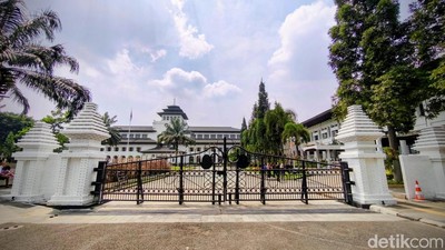 Potret Gapura Candi di Gedung Sate