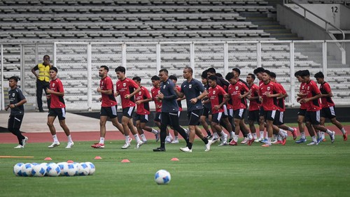 Pelatih Timnas Indonesia U-22 Indra Sjafri (keempat kiri) memberikan arahan kepada anak asuhnya saat sesi latihan di Stadion Madya, Kompleks GBK, Senayan, Jakarta, Rabu (26/11/2025). Latihan tersebut sebagai persiapan untuk berlaga pada ajang Sea Games 2025 di Thailand. ANTARA FOTO/Fauzan