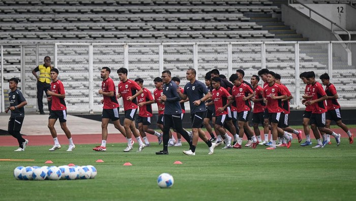 Pelatih Timnas Indonesia U-22 Indra Sjafri (keempat kiri) memberikan arahan kepada anak asuhnya saat sesi latihan di Stadion Madya, Kompleks GBK, Senayan, Jakarta, Rabu (26/11/2025). Latihan tersebut sebagai persiapan untuk berlaga pada ajang Sea Games 2025 di Thailand. ANTARA FOTO/Fauzan