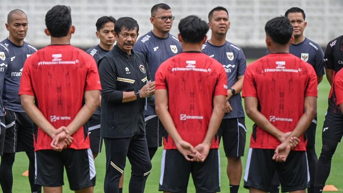 Pelatih Timnas Indonesia U-22 Indra Sjafri (keempat kiri) memberikan arahan kepada anak asuhnya saat sesi latihan di Stadion Madya, Kompleks GBK, Senayan, Jakarta, Rabu (26/11/2025). Latihan tersebut sebagai persiapan untuk berlaga pada ajang Sea Games 2025 di Thailand. ANTARA FOTO/Fauzan