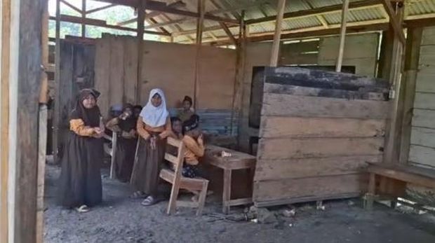 Kondisi gedung sekolah di Desa Napis, Tambakrejo, Bojonegoro yang memprihatinkan