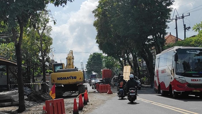 Pengendara melintas di tengah perbaikan gorong-gorong jalur Denpasar-Gilimanuk, Badung yang masih berjalan, Rabu (26/11/2025). (Agus Eka/detikBali)
