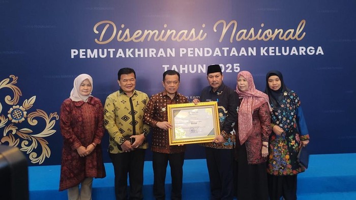 Gubernur Jambi Al Haris menerima penghargaan dari BKKBN