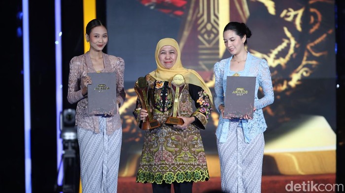 Gubernur Jatim Khofifah Indar Parawansa saat menerima detikcom Awards 2025.