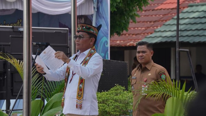Gubernur Kalteng Agustiar Sabran dan Plt Kadisdik Kalteng Muhammad Reza Prabowo dalam upacara Peringatan Hari Guru Nasional 2025 di SMAN 5 Palangka Raya.