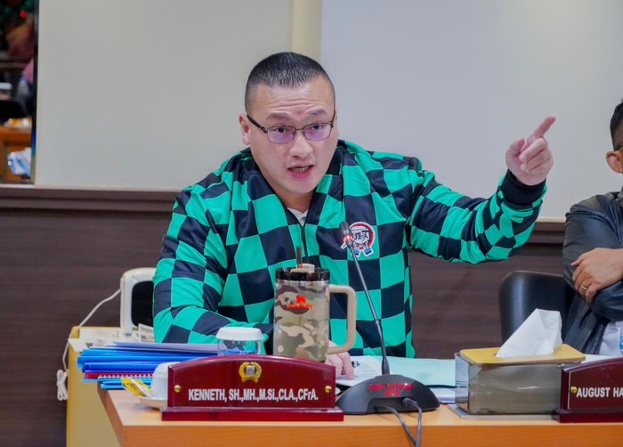 Anggota DPRD DKI Jakarta, Fraksi PDI Perjuangan Hardiyanto Kenneth Sedang Menyampaikan Pandangannya Pada Saat Rapat Komisi di Gedung DPRD DKI Jakarta Kebon Sirih Jakpus.