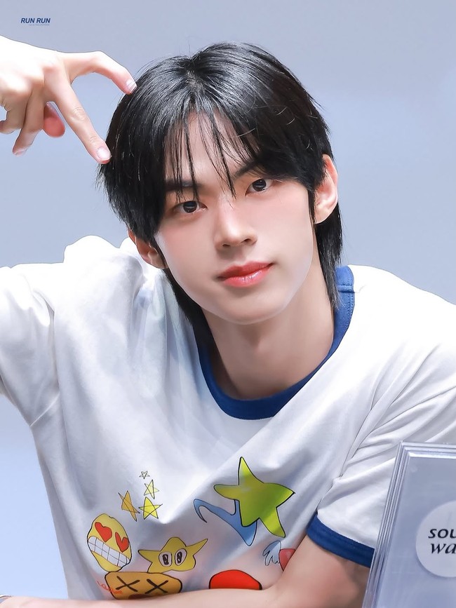 Personel TWS, Dohoon masuk dalam daftar idol K-Pop dengan visual memukau. Dokter Lee Kyung-mook meniai Dohoon memiliki nose bridge (jembatang hidung) yang natural. Matanya juga menarik perhatian sang ahli bedah. Foto: Dok. Instagram, YouTube Objet Plastic Surgery