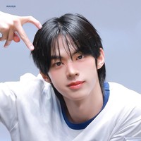 Personel TWS, Dohoon masuk dalam daftar idol K-Pop dengan visual memukau. Dokter Lee Kyung-mook meniai Dohoon memiliki nose bridge (jembatang hidung) yang natural. Matanya juga menarik perhatian sang ahli bedah. Foto: Dok. Instagram, YouTube Objet Plastic Surgery