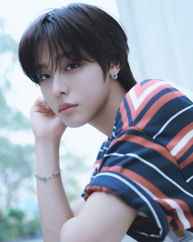 Personel NCT Wish Riku yang baru comeback setelah hiatus disebut Dokter Lee Kyung-mook memiliki bibir tipis dan bentuk rahang yang tajam sehingga menarik secara visual. Foto: Dok. Instagram, YouTube Objet Plastic Surgery