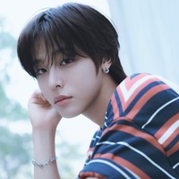 Personel NCT Wish Riku yang baru comeback setelah hiatus disebut Dokter Lee Kyung-mook memiliki bibir tipis dan bentuk rahang yang tajam sehingga menarik secara visual. Foto: Dok. Instagram, YouTube Objet Plastic Surgery