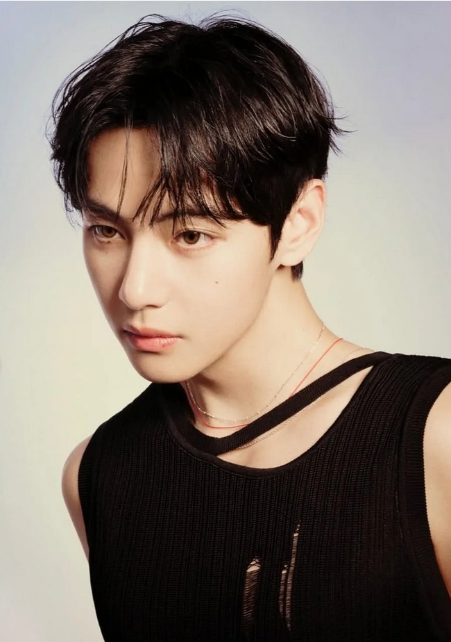 Dr. Lee menilai fitur-fitur yang membuat setiap idol pria menarik secara visual, sambil mengeliminasi mereka dari babak ke babak. Di babak final, ia memilih Taehyung sebagai pemenang utama. “V adalah seseorang yang bahkan bagi pria pun terlihat sangat tampan. Ketika klien pria datang untuk konsultasi, foto yang paling sering mereka bawa adalah foto V. Dia adalah bintang yang paling ingin mereka serupai,” ujarnya. Foto: Dok. Instagram, YouTube Objet Plastic Surgery